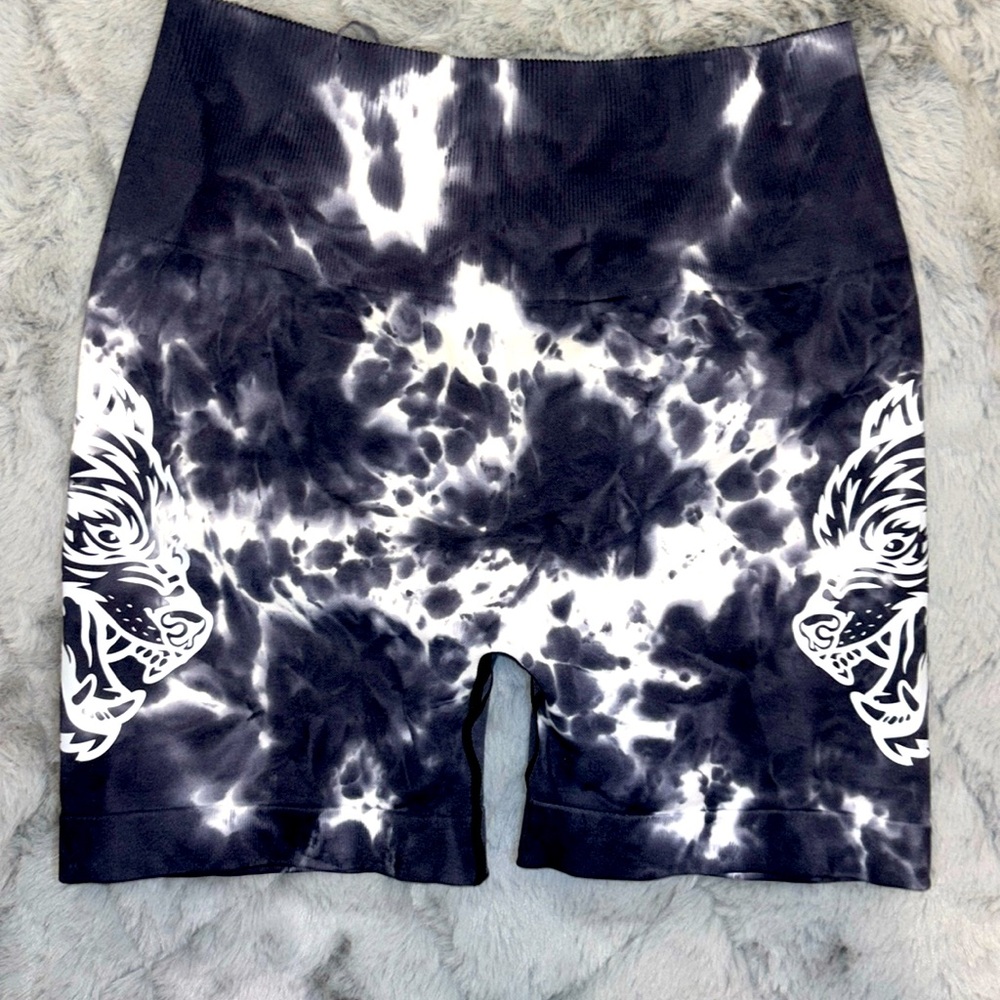 Darc Sport Women’s Scrunch Butt Training Shorts Small Tie Dye Wolves Logo